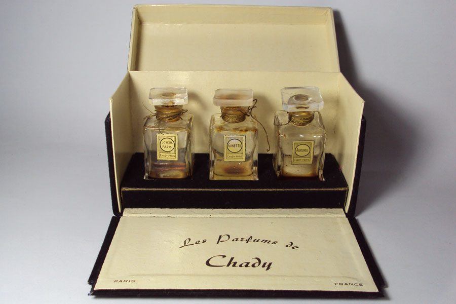 Flacon n° 1016 : photo 1 : flacon de parfum ancien