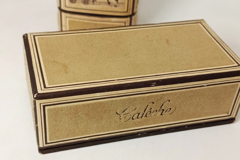 Lot de 2 flacons factices, Hermes : photo 2 d'un flacon de parfum ancien