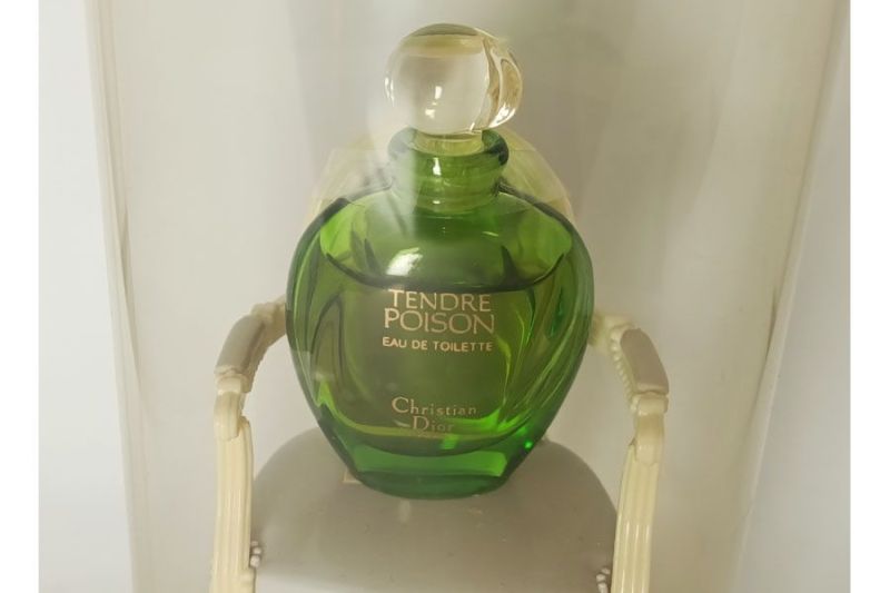 Tendre Poison, Dior Christian : photo 2 : Miniature de parfum eau de toilette 5 ml édité en 1994 presque pleine défauts sur le couvercle en carton cf photo