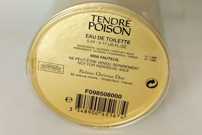 Tendre Poison, Dior Christian : photo 3 : Miniature de parfum eau de toilette 5 ml édité en 1994 presque pleine défauts sur le couvercle en carton cf photo