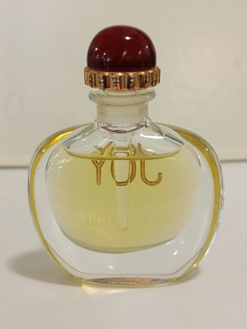 Joy, Patou : photo 4 : flacon en cristal de 15 ml (dit « cabochon rouge » ou « framboise » avec tige touche-oreille), la maison Patou a sortie ces éditions spécia…