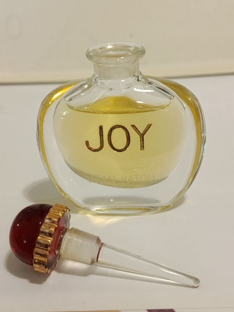 Joy, Patou : photo 2 : flacon en cristal de 15 ml (dit « cabochon rouge » ou « framboise » avec tige touche-oreille), la maison Patou a sortie ces éditions spécia…