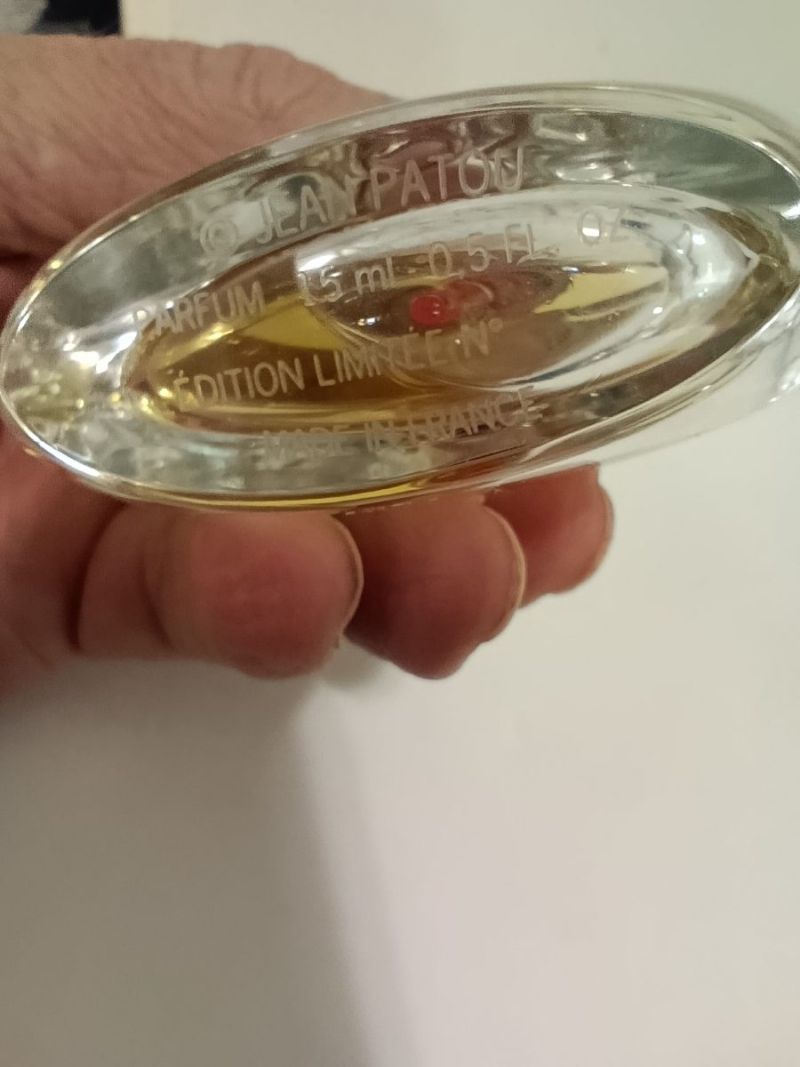 Joy, Patou : photo 3 : flacon en cristal de 15 ml (dit « cabochon rouge » ou « framboise » avec tige touche-oreille), la maison Patou a sortie ces éditions spécia…