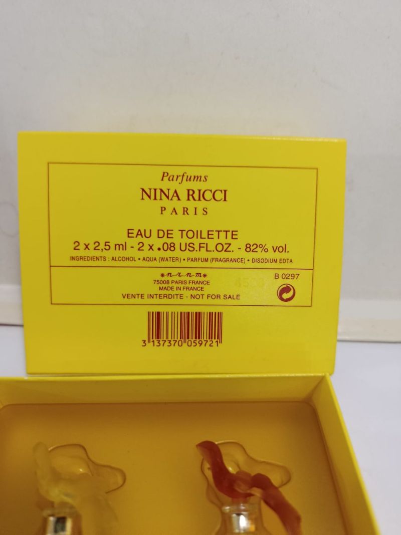 Coffret L'air du Temps, Nina Ricci : photo 2 : Contenu : 2 flacons miniatures (bouchons en forme de colombes, un ambre/jaune et un rouge)État : Très bon état général, coffret d'origine b…
