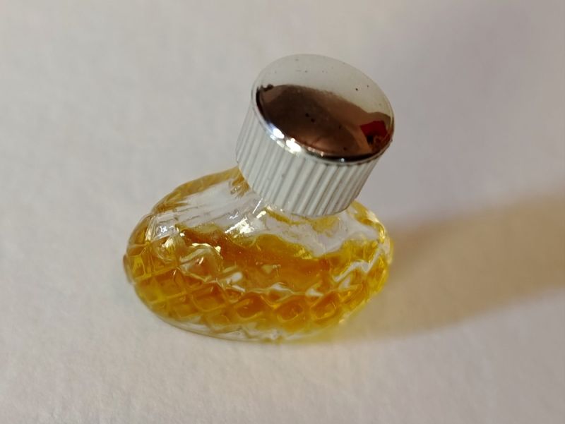 Capricci, Nina Ricci : photo 3 : Miniature homothétique modèle résille hauteur 3cm