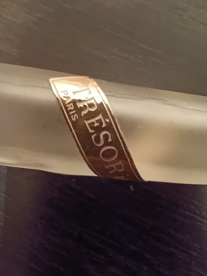 Trésor, Lancôme : photo 3 : Créé à l'origine par le célèbre directeur artistique de Lancôme, Georges Delhomme, ce flacon allongé en verre dépoli a été conçu dans les a…