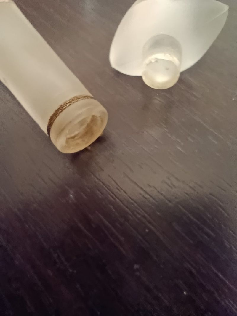 Trésor, Lancôme : photo 2 : Créé à l'origine par le célèbre directeur artistique de Lancôme, Georges Delhomme, ce flacon allongé en verre dépoli a été conçu dans les a…
