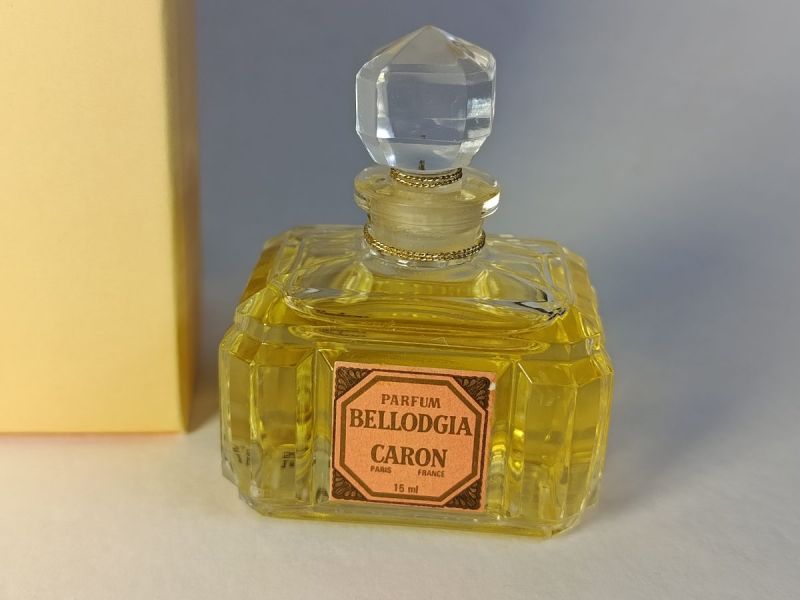 Bellodgia, Caron : photo 2 : Flacon authentique d’Extrait de Parfum Bellodgia de Caron dans son coffret d'origine. Cette fragrance florale et épicée mythique, centrée s…