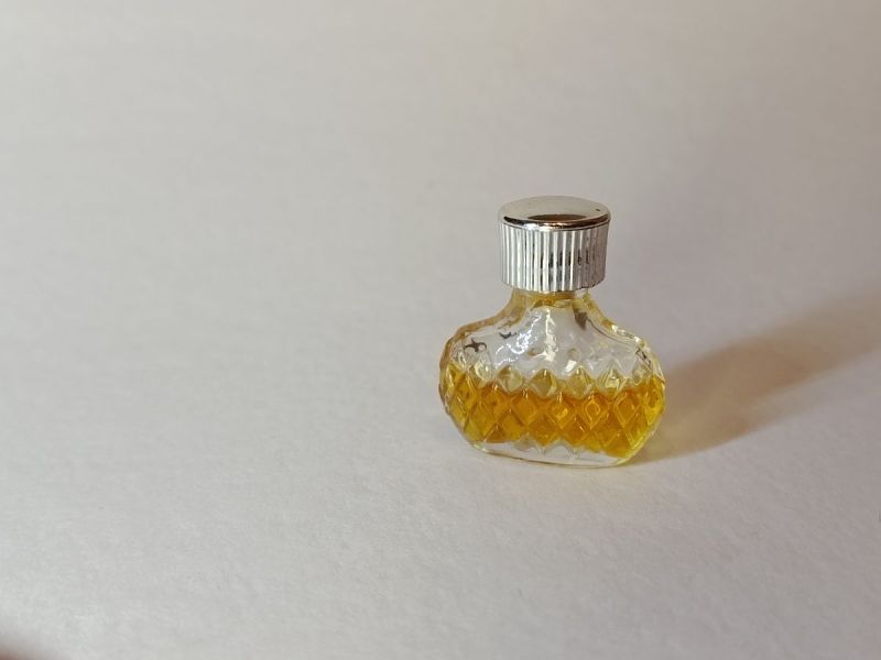 Capricci, Nina Ricci : photo 2 : Miniature homothétique modèle résille hauteur 3cm