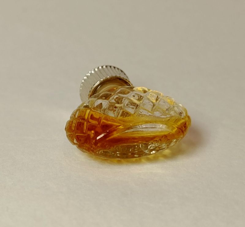 Capricci, Nina Ricci : photo 4 : Miniature homothétique modèle résille hauteur 3cm