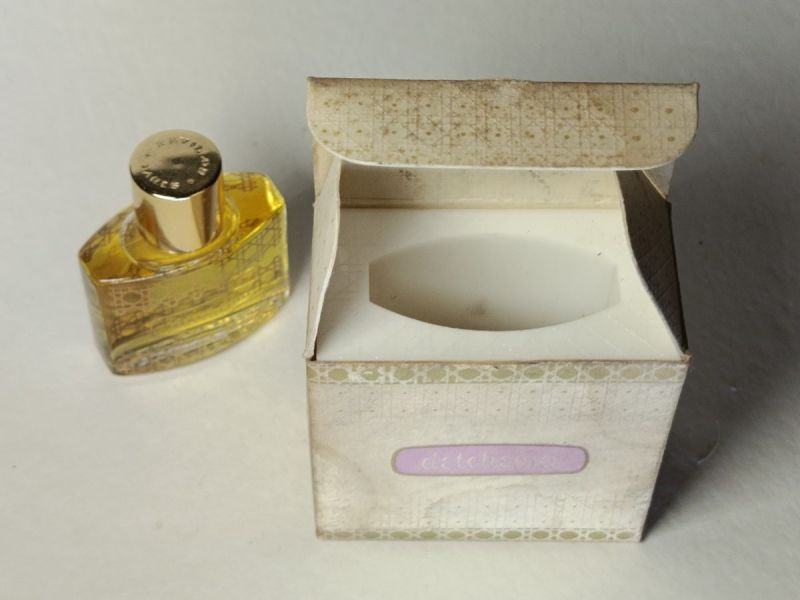 Detchema, Revillon : photo 6 : Flacon du parfum Factice 1/2 Fl oz Hauteur du flacon 4,7 cm Plein