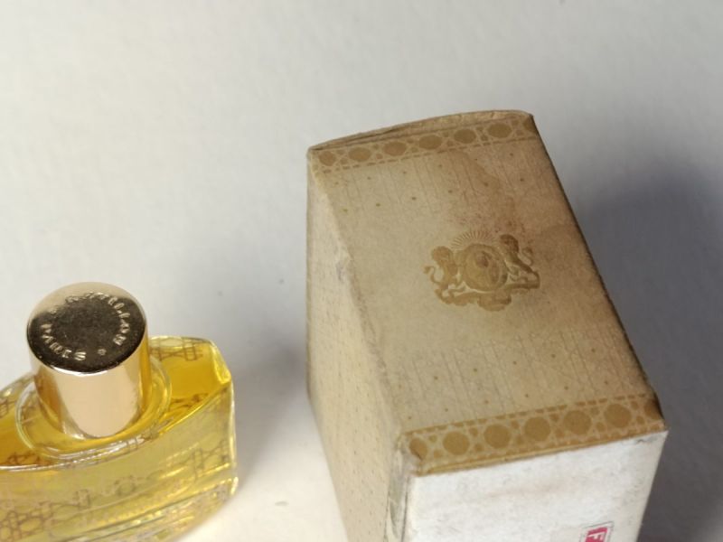 Detchema, Revillon : photo 5 : Flacon du parfum Factice 1/2 Fl oz Hauteur du flacon 4,7 cm Plein