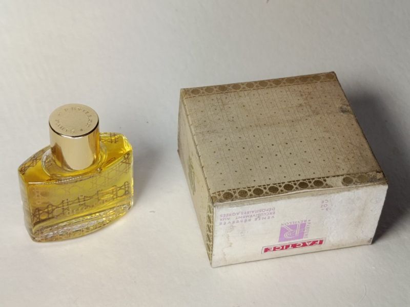 Detchema, Revillon : photo 4 : Flacon du parfum Factice 1/2 Fl oz Hauteur du flacon 4,7 cm Plein
