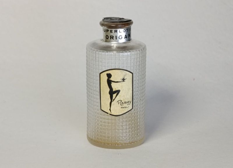 Lotion Origan, Ramay : photo 4 : Édition réservée aux Salons de Coiffure (c. 1920-1930) Description : Superbe flacon vintage en verre moulé à motif quadrillé de la maison R…