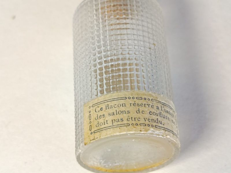Lotion Origan, Ramay : photo 2 : Édition réservée aux Salons de Coiffure (c. 1920-1930) Description : Superbe flacon vintage en verre moulé à motif quadrillé de la maison R…
