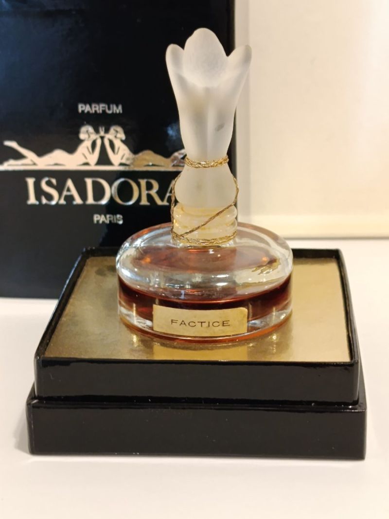 Isadora, Isadora : photo 3 : Isadora par Parfums Isadora Paris, un parfum oriental lancé dans les années 1970 en hommage à la danseuse Isadora Duncan. Flacon factice 15…