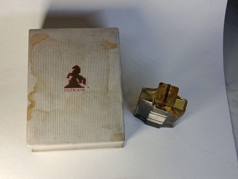L'heure Bleue, Guerlain : photo 4 : Flacon dit " de guerre" commercialisé pendant la seconde guerre mondiale Soule flacon " Industria Argentina " Hauteur du flacon 7,2 cm scel…