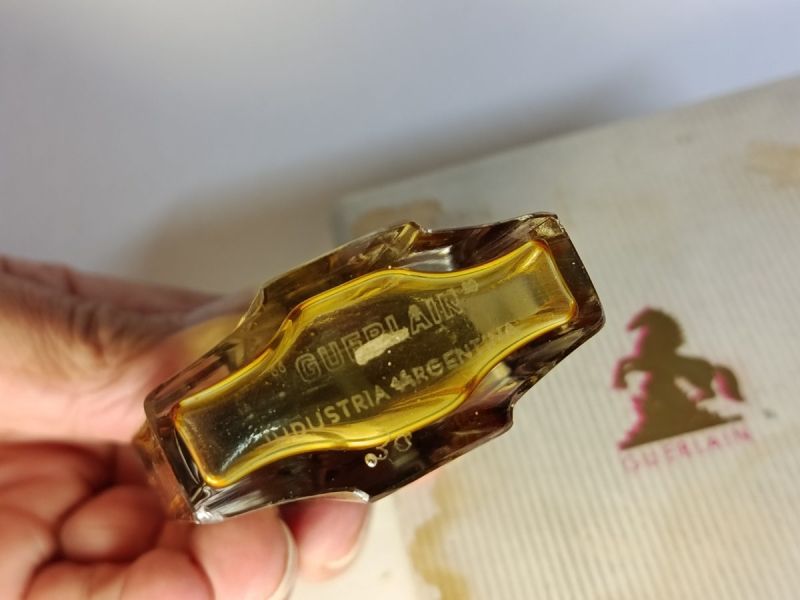 L'heure Bleue, Guerlain : photo 5 : Flacon dit " de guerre" commercialisé pendant la seconde guerre mondiale Soule flacon " Industria Argentina " Hauteur du flacon 7,2 cm scel…