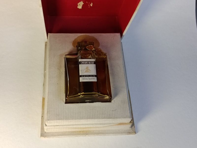 L'heure Bleue, Guerlain : photo 2 : Flacon dit " de guerre" commercialisé pendant la seconde guerre mondiale Soule flacon " Industria Argentina " Hauteur du flacon 7,2 cm scel…