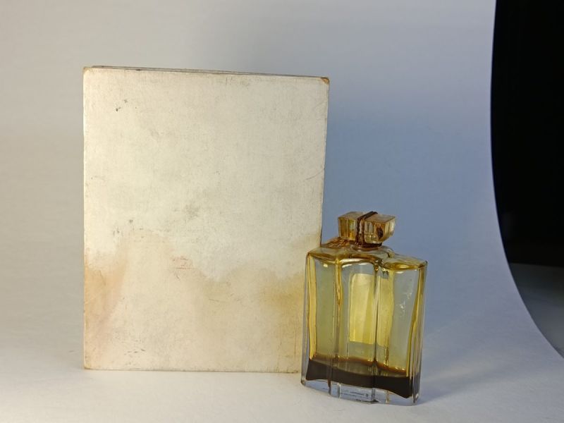 L'heure Bleue, Guerlain : photo 3 : Flacon dit " de guerre" commercialisé pendant la seconde guerre mondiale Soule flacon " Industria Argentina " Hauteur du flacon 7,2 cm scel…